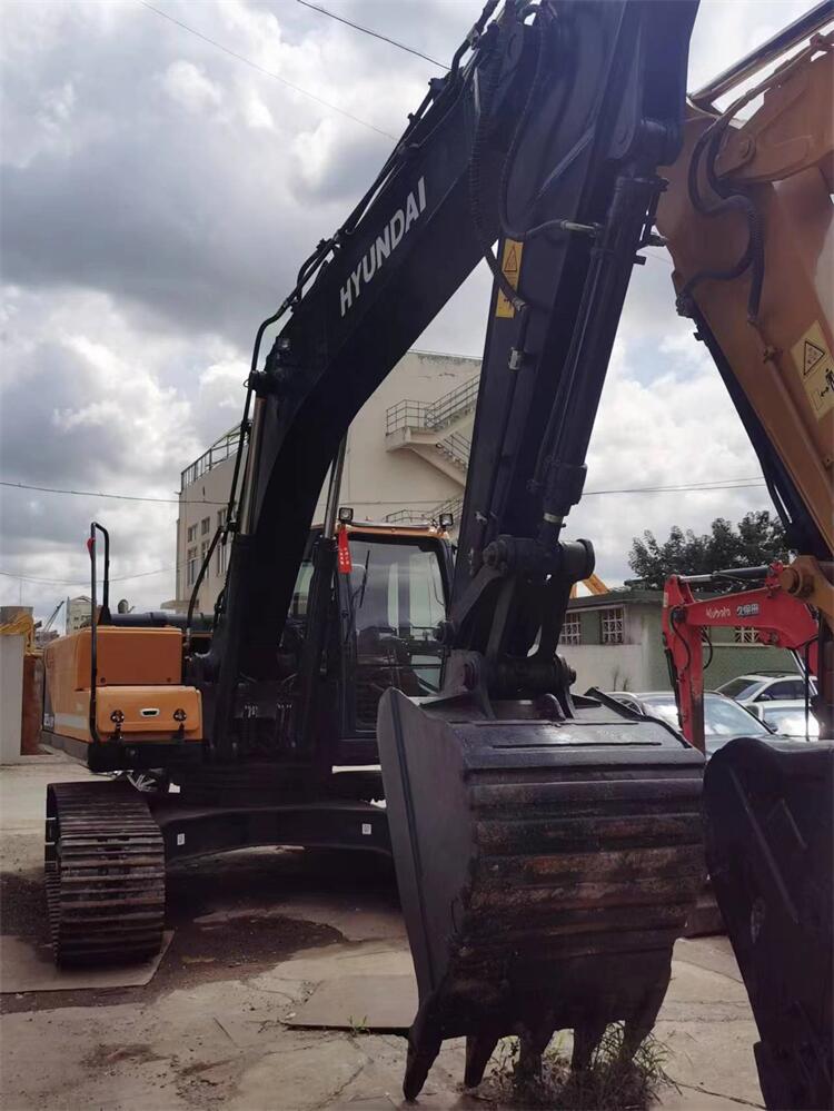 4.2 km/s Rate Speed Used Hyundai 225-9T Crawler Excavator in Shanghai Less Hours Best