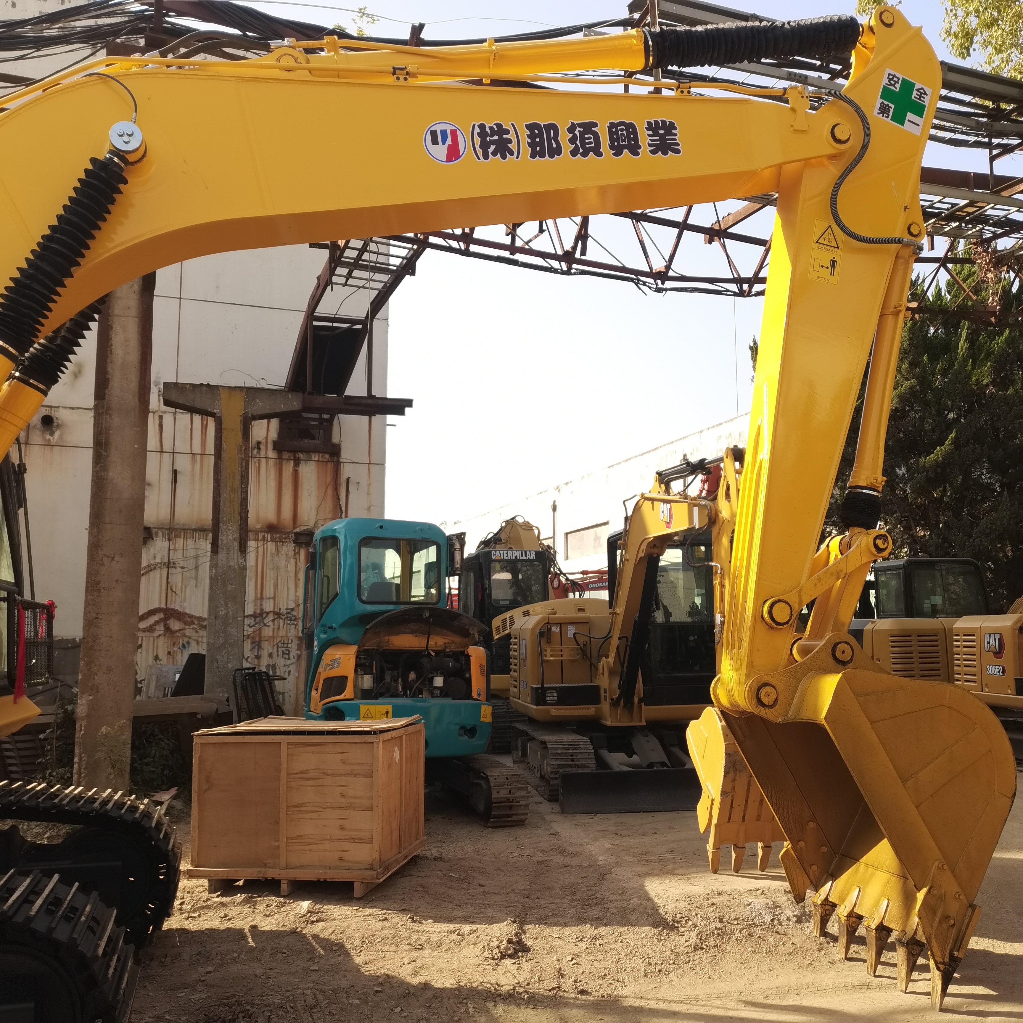 Used Komatsu PC200 Excavator with Original Hydraulic Cylinder and 0.8m3 Bucket Capacity