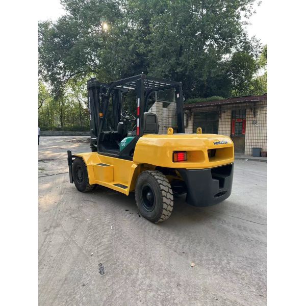 Used Komatsu FD100 Diesel Forklift 10 Tons Capability Solid Tires 3m Fork Height Excellent Performance