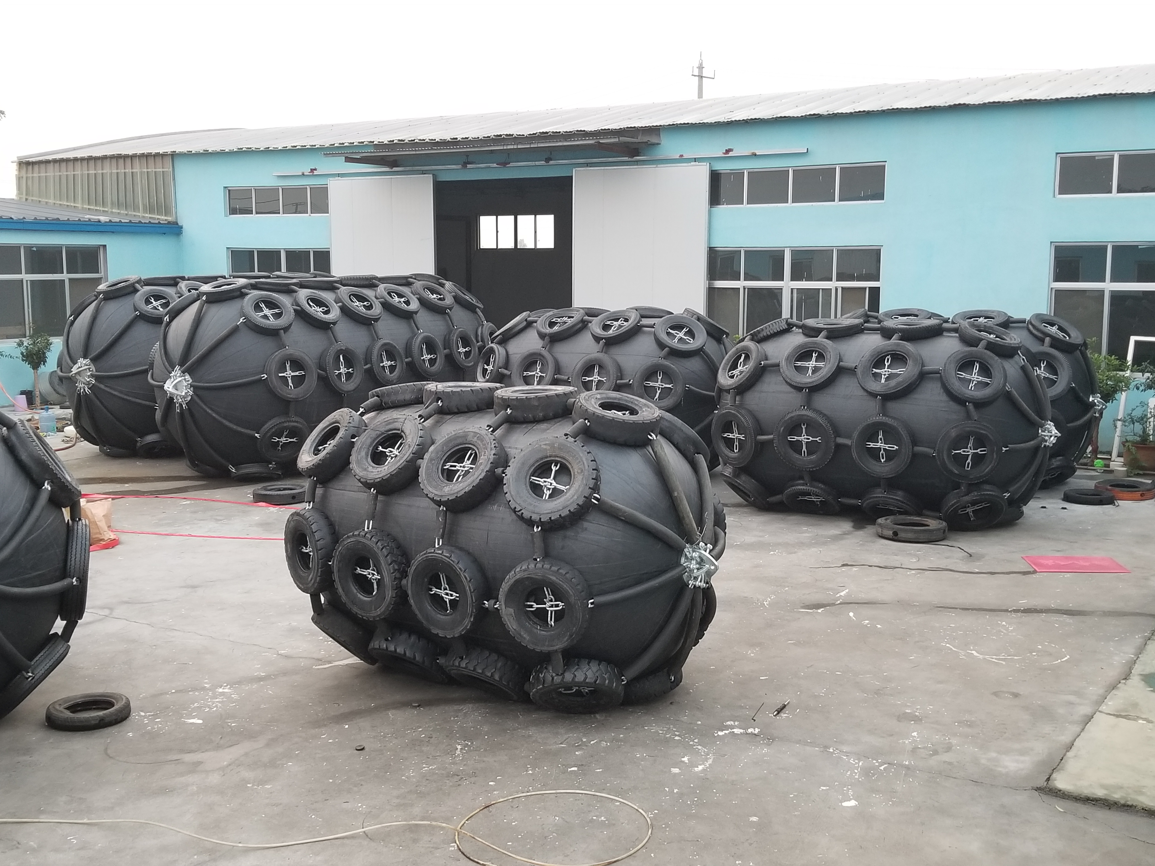 50Kpa Pneumatic Rubber Fender Yokohama Fenders With Tire Chain Net