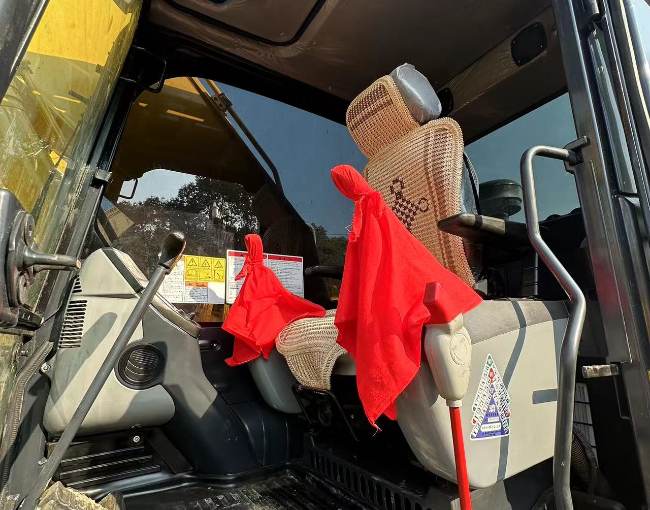 Komatsu PC200-8 Excavator Cab