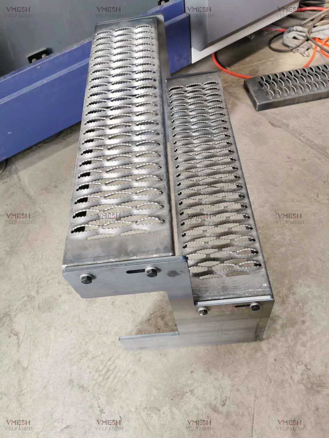 Galvanized 2.5mm Thickness Metal Ladder Rungs Heavy Duty Lightweight