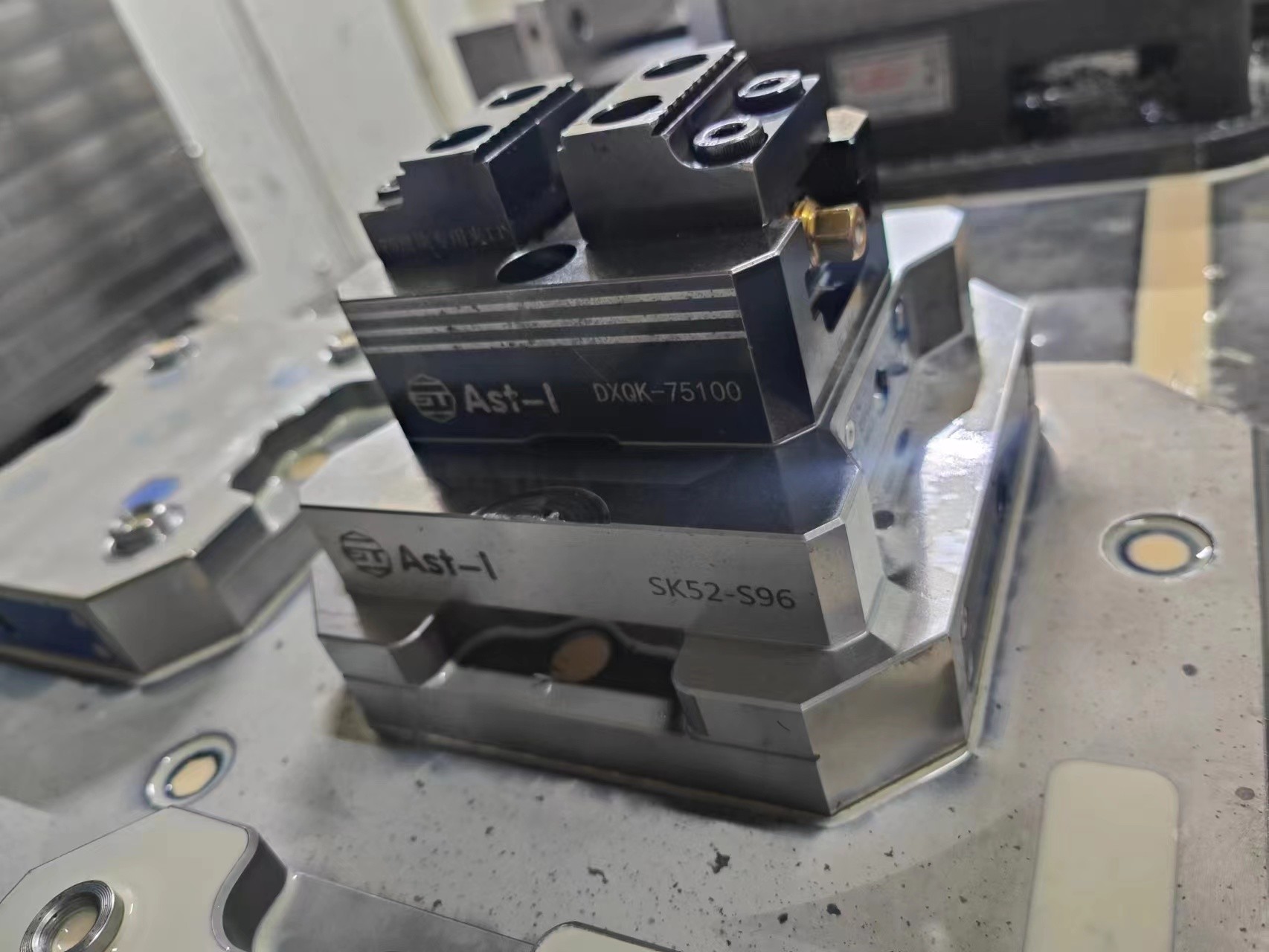 DXQ-75100 Self Centering Vise 60Nm Quick Exchange With Customized Jaws