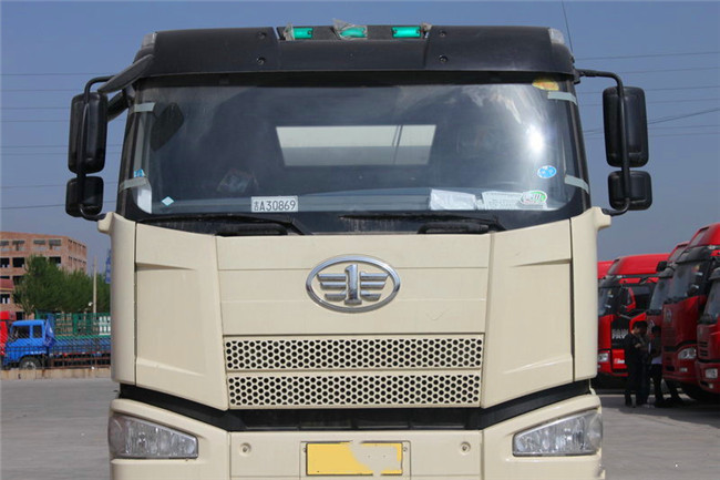 White Concrete Construction Equipment , FAW J6P Self - Load Mobile Concrete Mixer 8 Cubic Meters