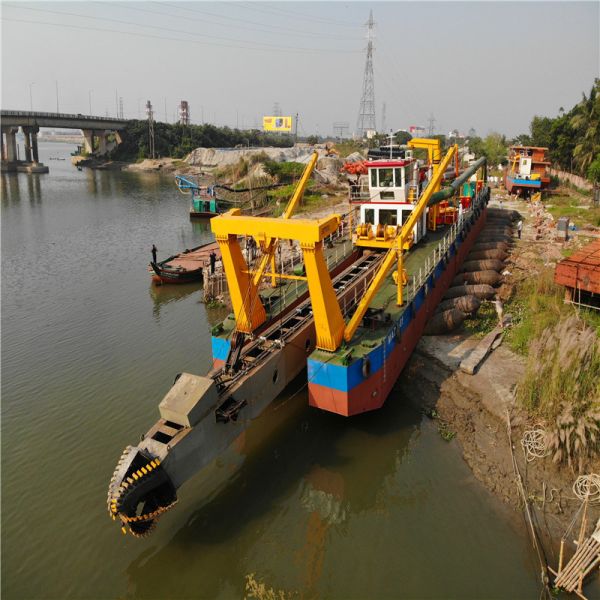 China New Diesel Engine 24inch Cutter Suction Sand Dredger