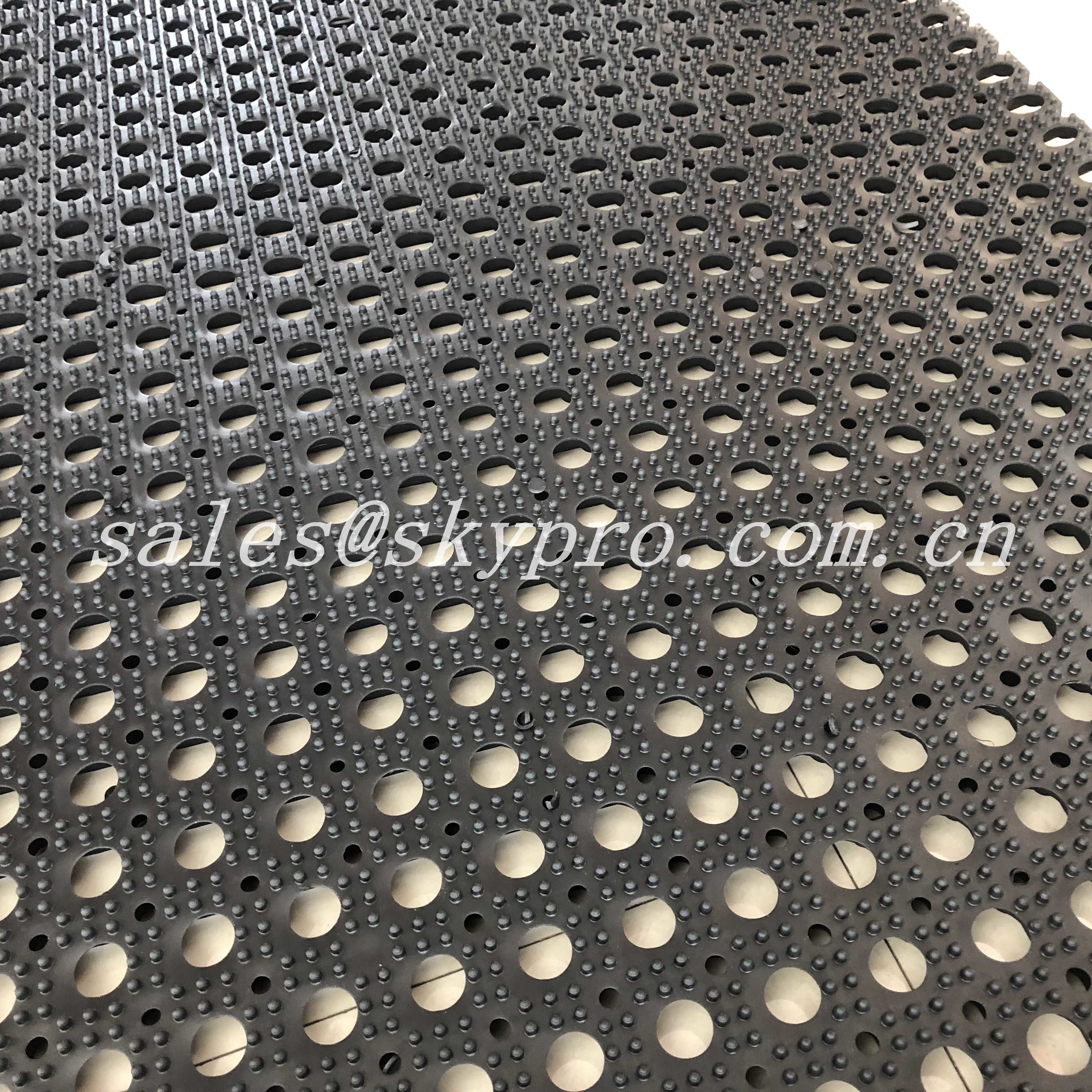 Anti Slip / Anti Fatigue Interlocking Porous Rubber Floor Mat , Thickness 8mm - 50mm