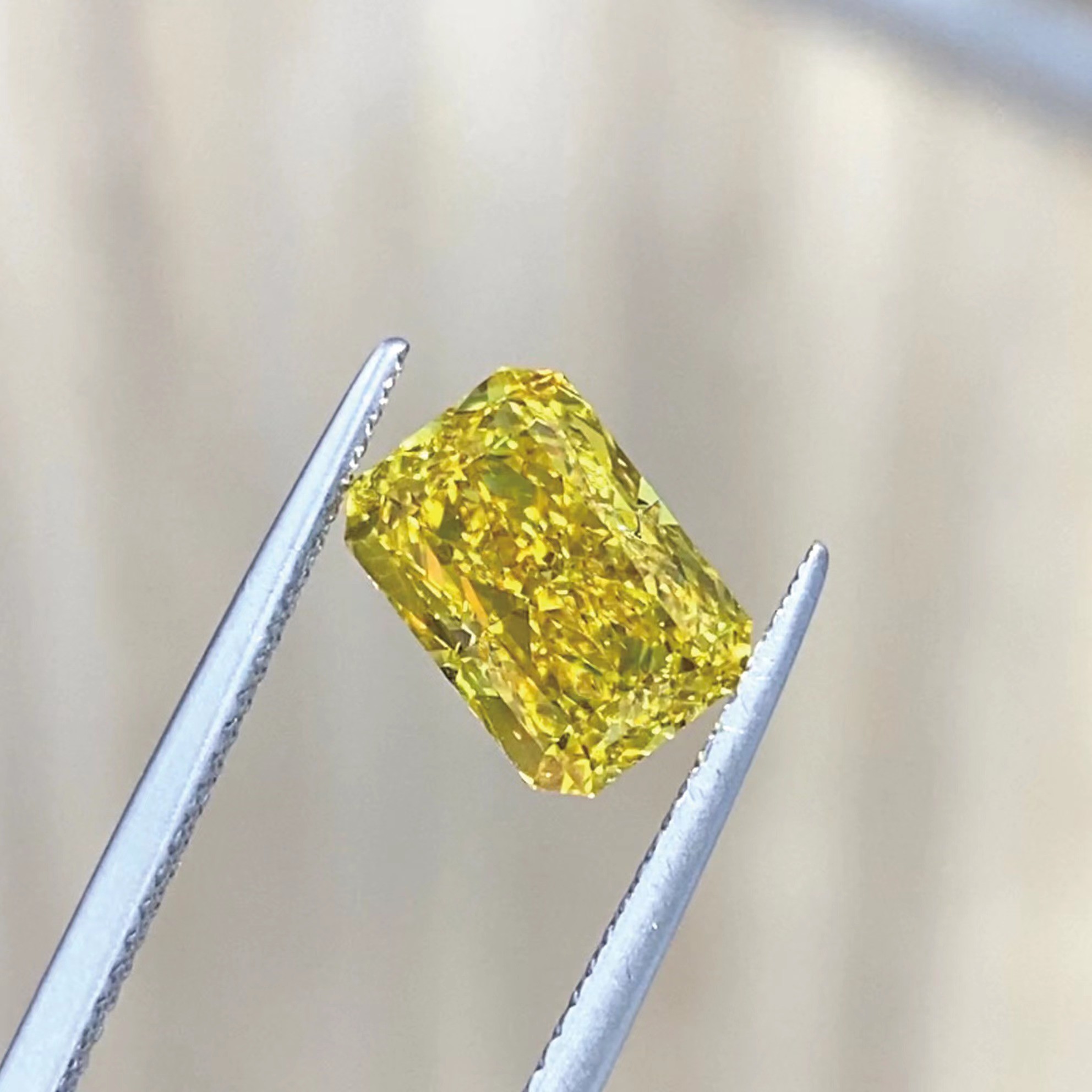 HPHT Radiant Cut Diamond Loose Lab Created Canary Yellow Diamonds 10 Mohs