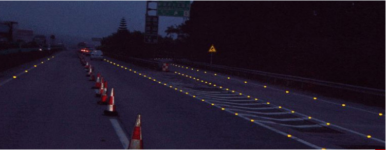 G105 Solar Plastic Reflectors for Road Safety and Traffic Marking ROHS Certified