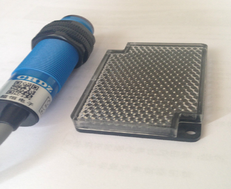 DC6-36V NPN,3-wire NC,diameter 18mm photoelectric sensor diffuse photoelectric switch With baffle