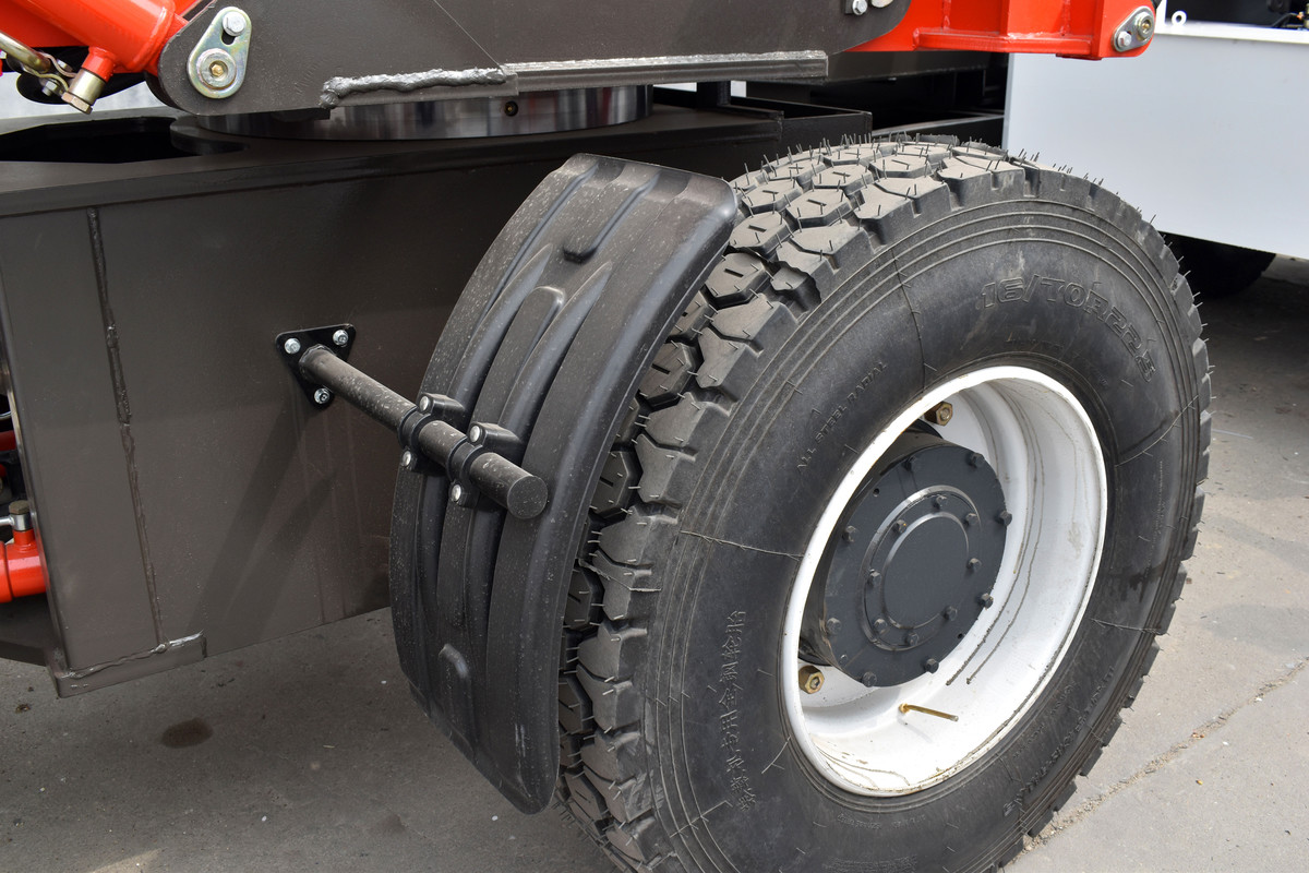 1m3 Concrete Boom Pump Truck YunNei 490 Supercharged Engine