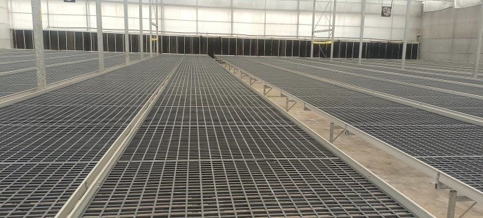 1.735m Greenhouse Rolling Tables PE Material Rolling Top Greenhouse Benches For Rose Orchid