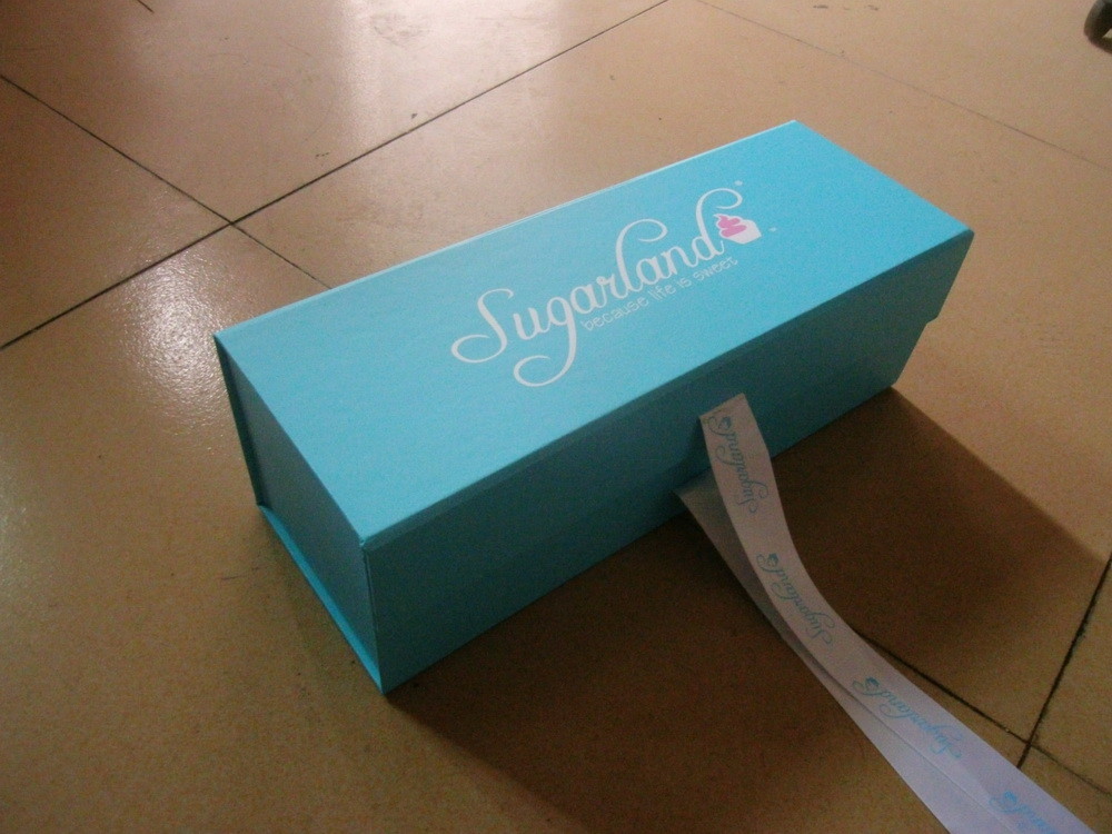 Customized folding paper flat pack chocolate magnetic gift box with silk ribbon