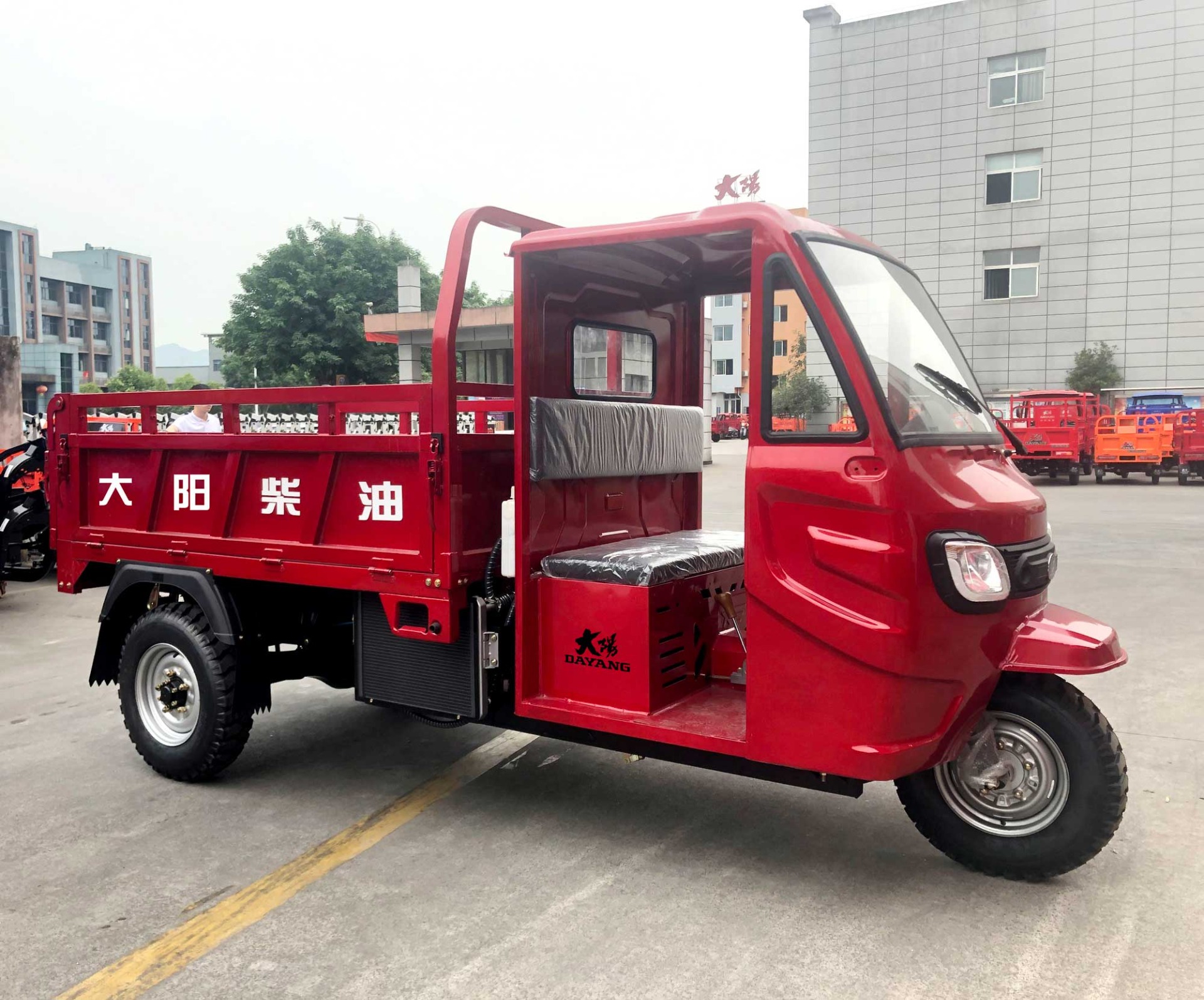Water-Cooled Engine Semi Cab Tricycle with Double Lights and Strong Loading Capacity