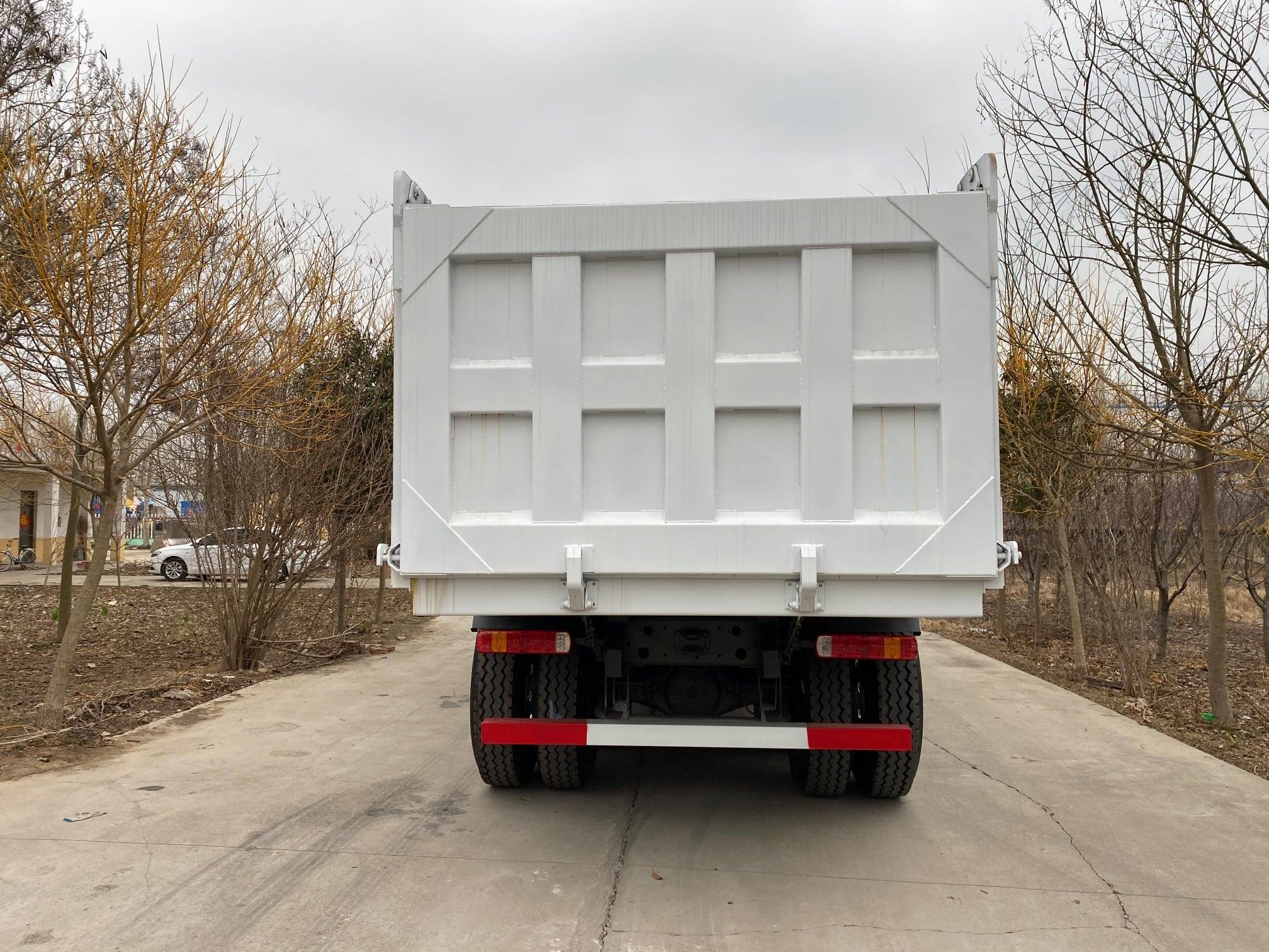 Used Sinotruk Howo 317Hp Euro 2 Manual 4X2 6X4 8X4 Diesel Head Tractor Truck