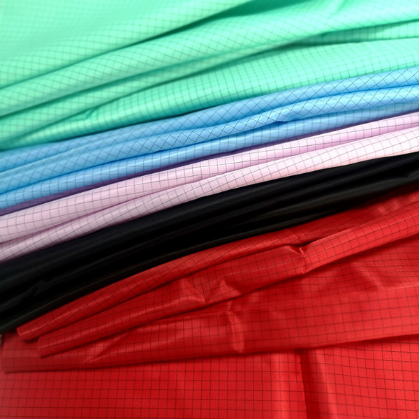 98% Polyester 2% Carbon Fiber ESD 5MM Grid Fabric For Cleanroom Garment