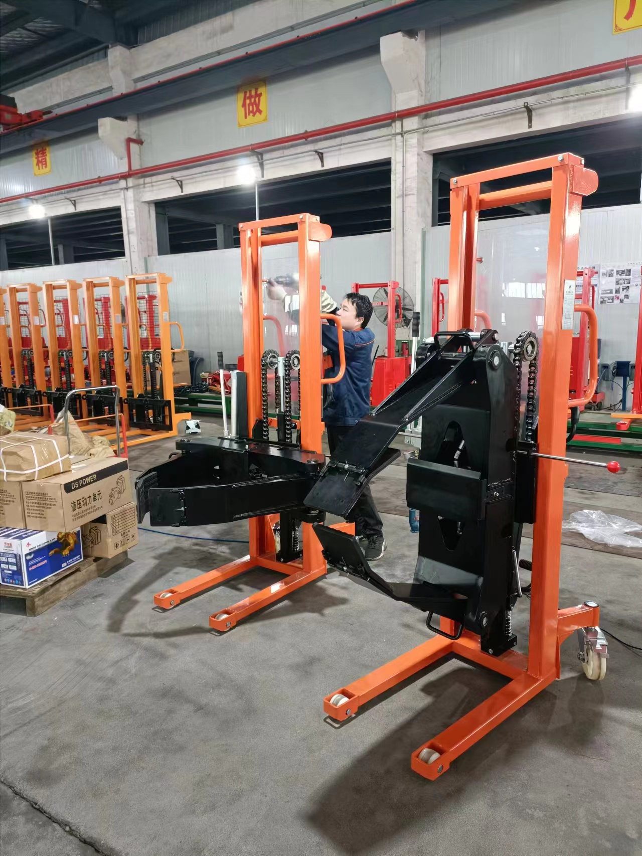 Easy-to-operate manual paper roll stacker roll lifter with clamps and nylon wheels 90 180 360 rotation