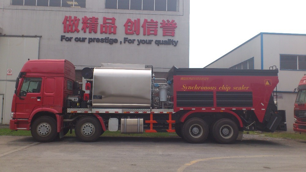 Sinotruk 14m3 Hopper Capacity Road Maintenance Truck / Road Surfacing Equipment