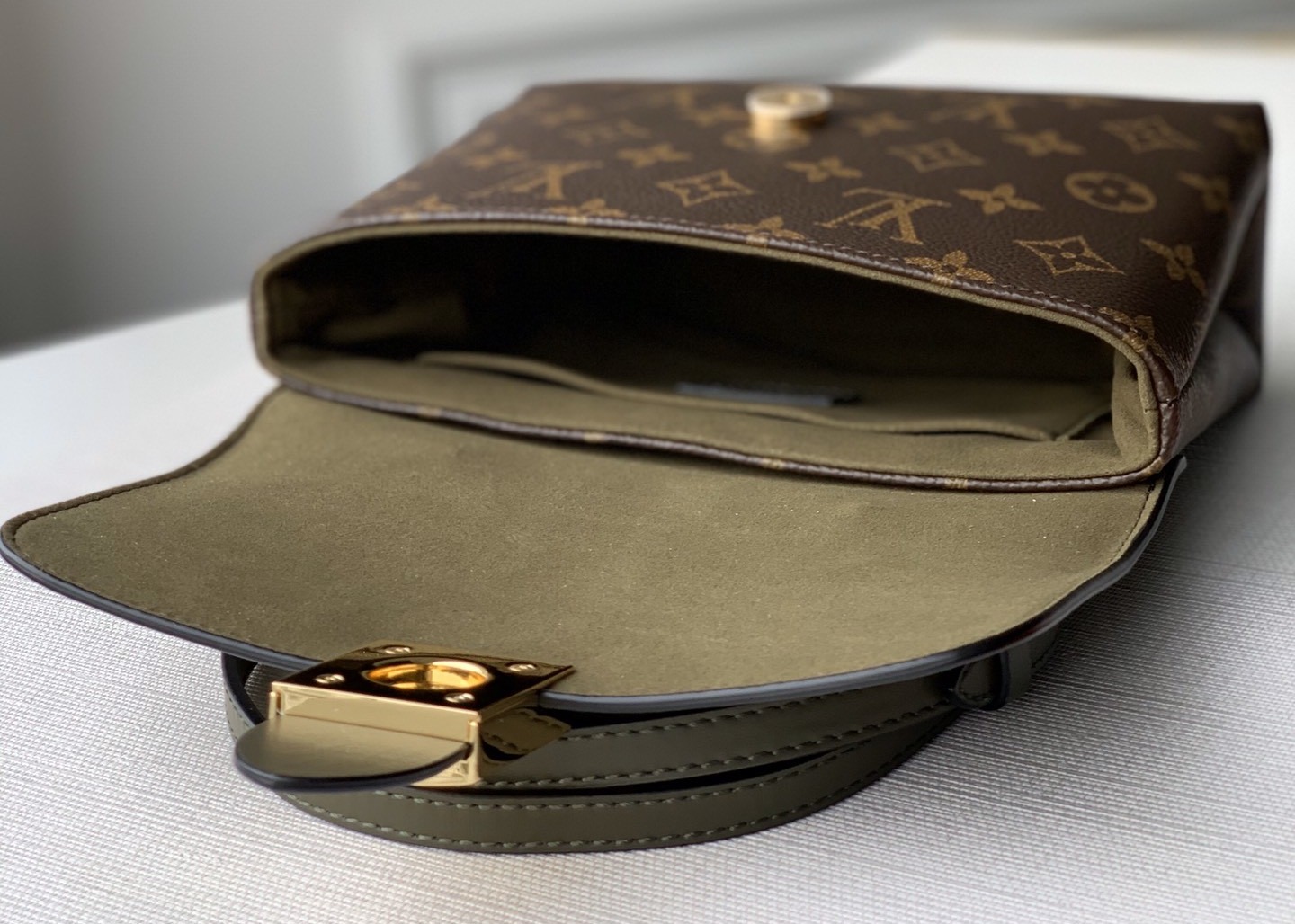 Women'S Black Handhold Luxury Bucket Bag With Lock Catch