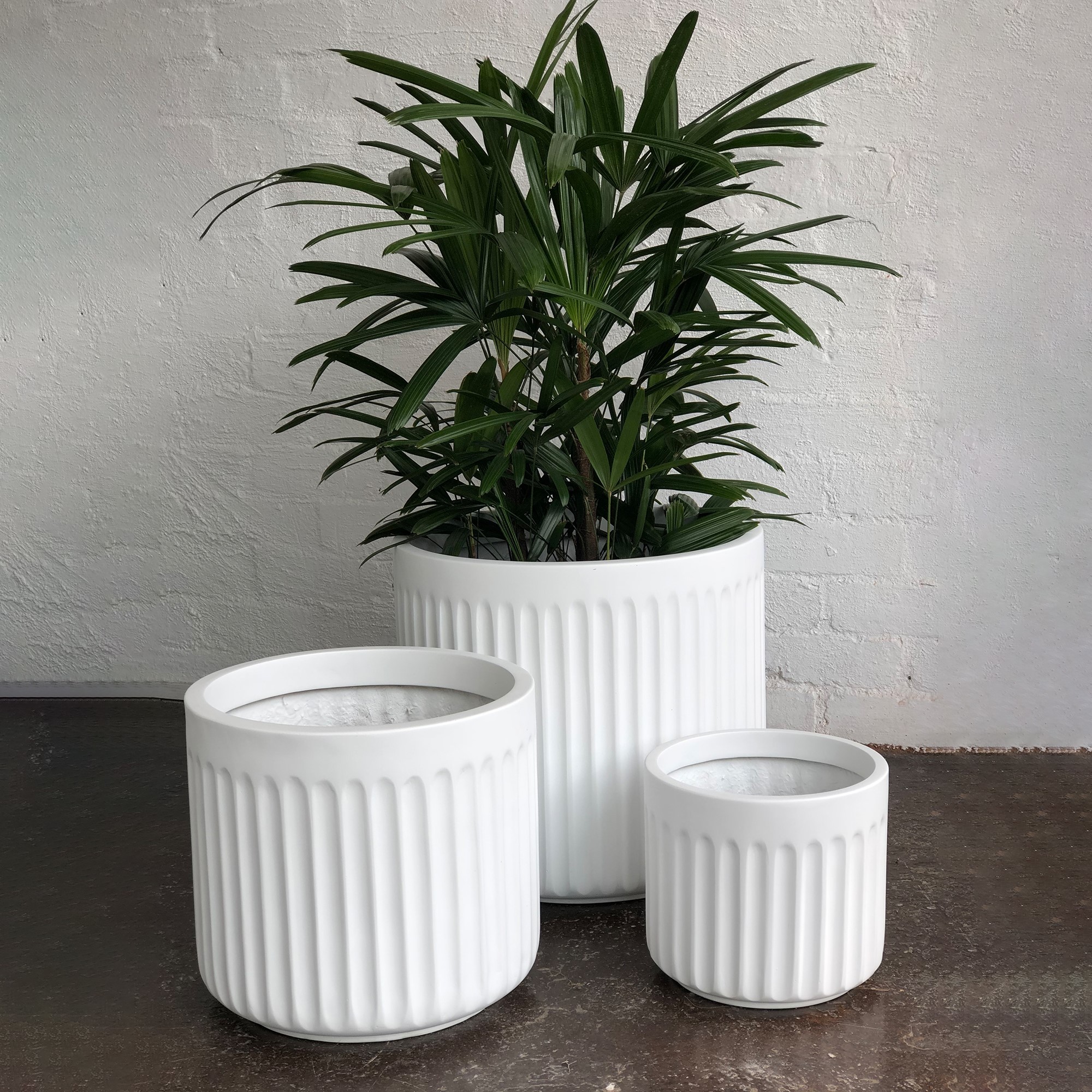 Garden Fiberglass Flower Pots Resin Planter In Black White Color