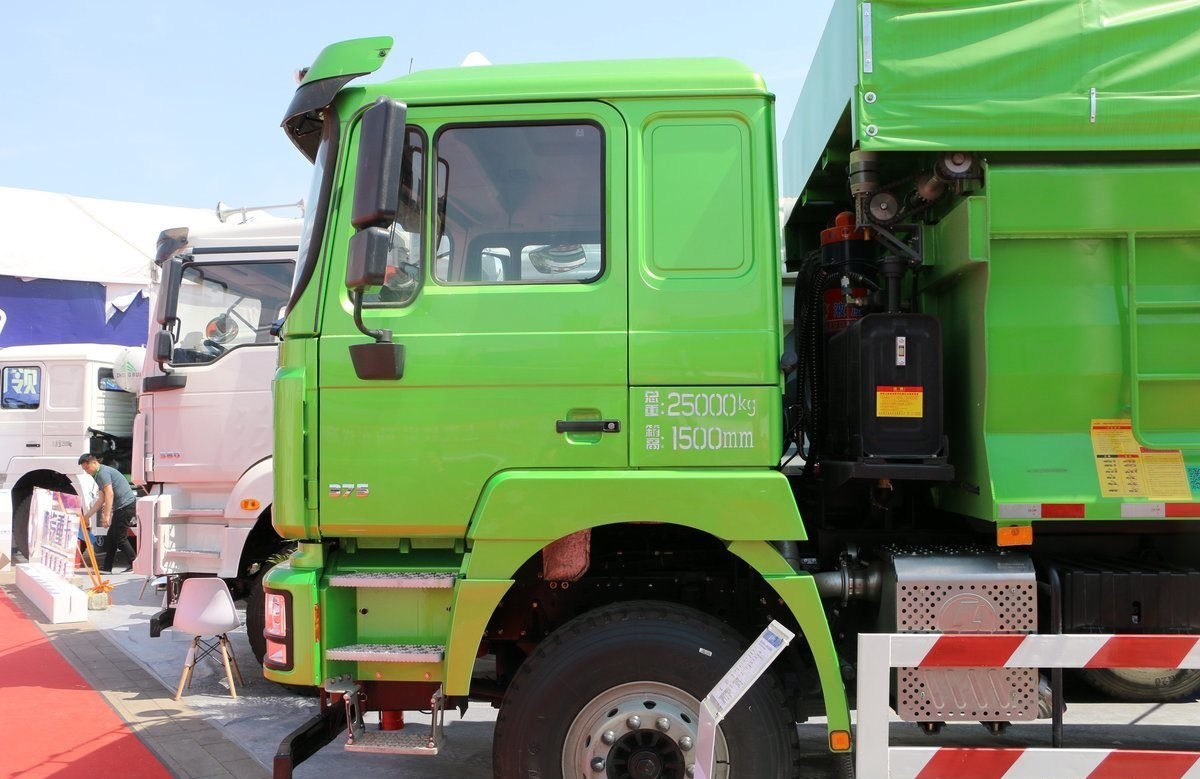 Shacman 8*4 Truck F3000 Dump Truck Powerful Dynamics Excellent Transportation