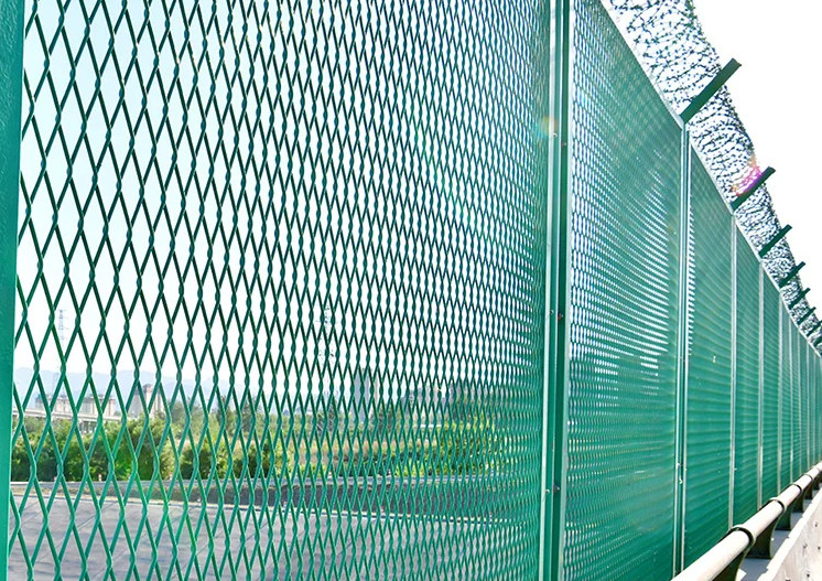 Heavy Duty Diamond Wire Mesh Fence 1.8M Expanded Metal Mesh Fencing For Exterior Railing