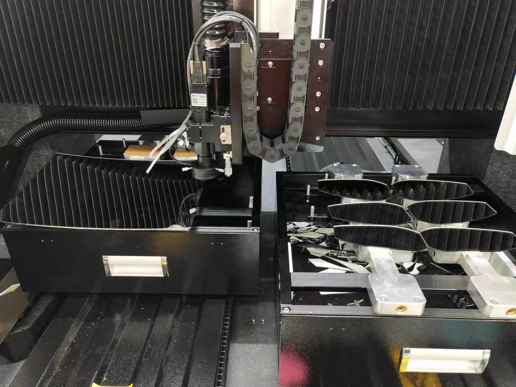 1064nm Laser Glass Cutting equipment 10W 20W 40W 70W 80W For Auto Parts Rearview Mirror