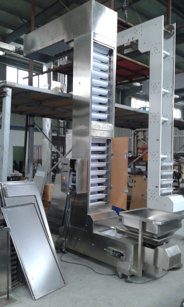 SS304 Frame 220V 0.75KW Chain Z Type Bucket Conveyor