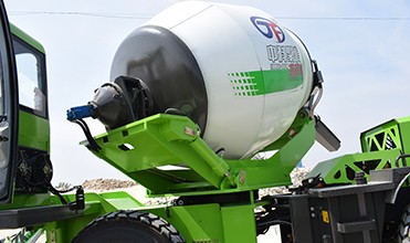 Self Loading 2.6 CBM Concrete Mixing Equipment Articulated Structure