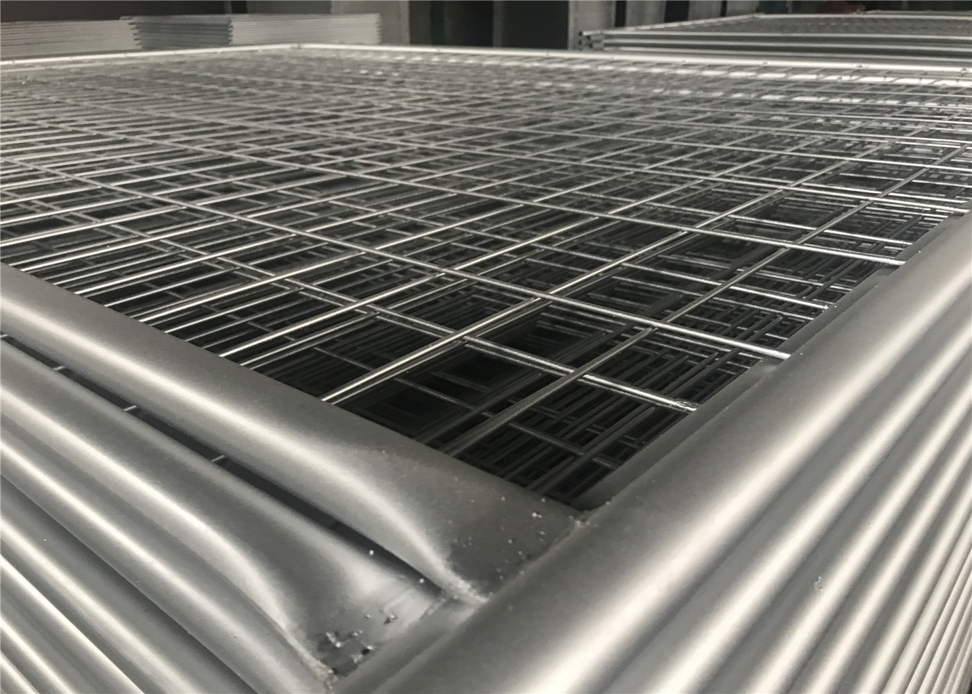 Free Standing Temporary Fencing Panels 2.1mx2.4m OD32mm wall thick 1.80mm Mesh 60mm x 150mm Dia:4.00mm