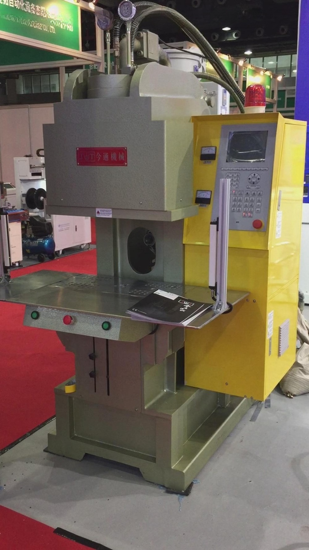 Hydraulic Double Slide Injection Molding Machine 85T 267 Cm3 Theoretical Shot Volume