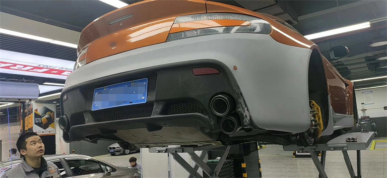 280mm Aston Martin Body Kit 2009 - 2013 Auto Parts Rear Bumper Air Diffuser