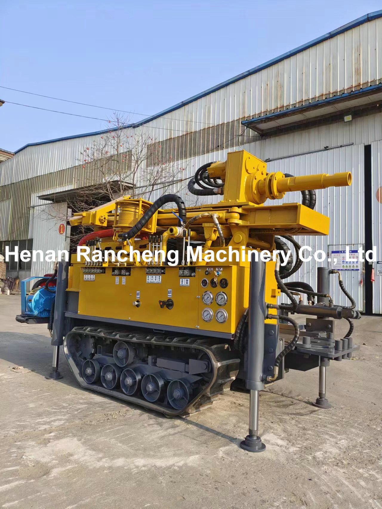 Small Crawler Water Well Drilling Machine 42KW Engine 150m Drilling Depth