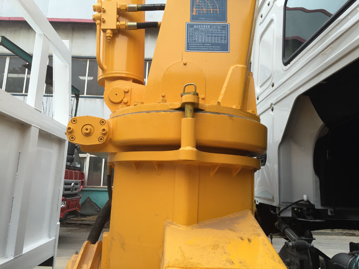 4X2 LHD Truck Mounted Telescopic Boom Crane 5 Tons For Bridge Engineering