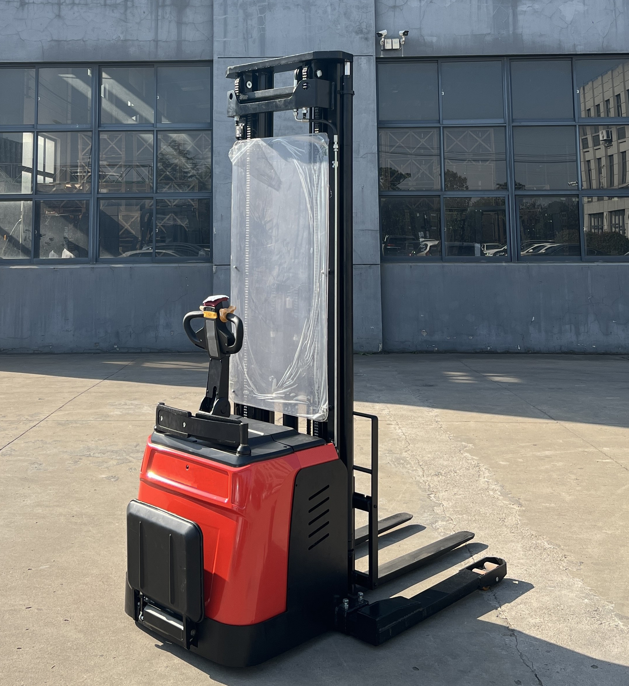 940/960 Kg Sturdy 1600/2000 Kg Capacity Electric Straddle Stacker Lift For Heavy Duty Handling