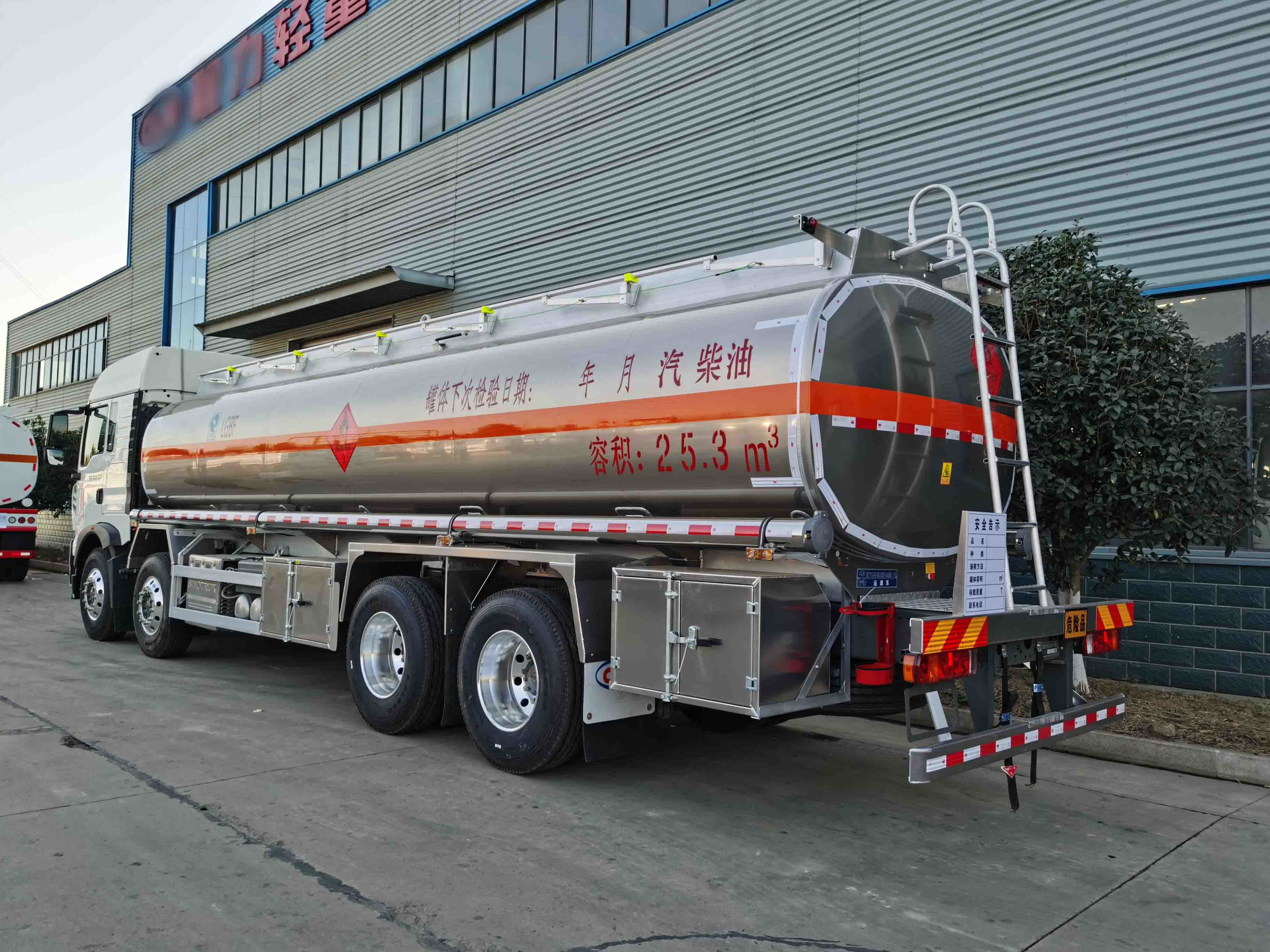 12m3 Oil Tank Truck With 351-450hp Horsepower And 4X2/6X4/8X4 Driving Type