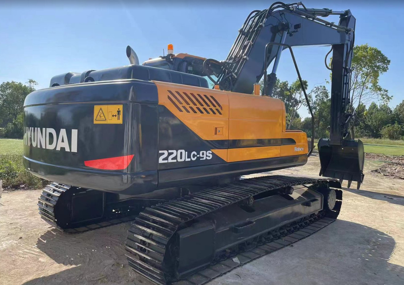 Hyundai 220-9s Used Hydraulic Crawler Excavator 20T Secondhand Earth Moving Machine