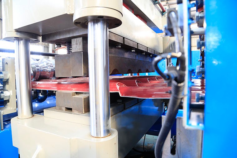 Metal Glazed Roof Tile Roll Forming Machine With High Production Speed
