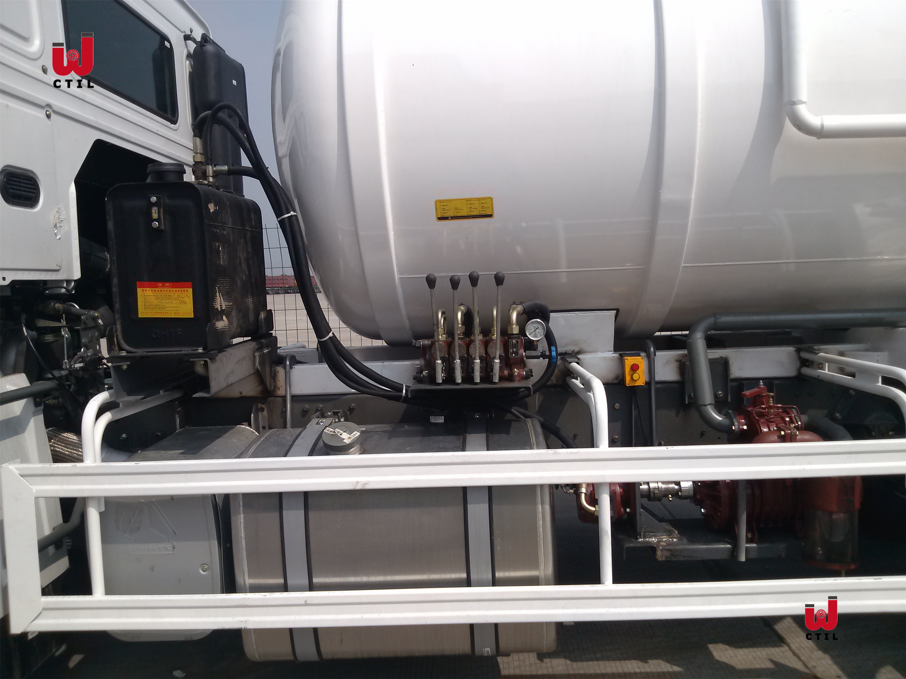 HOWO Sewer Vacuum Truck 10 Cubic Meters Truck Mounted Jetter