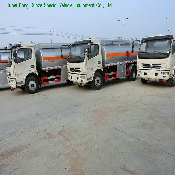 3000L - 6000L Crude Oil Tanker Truck , Mobile Fuel Oil Delivery Truck