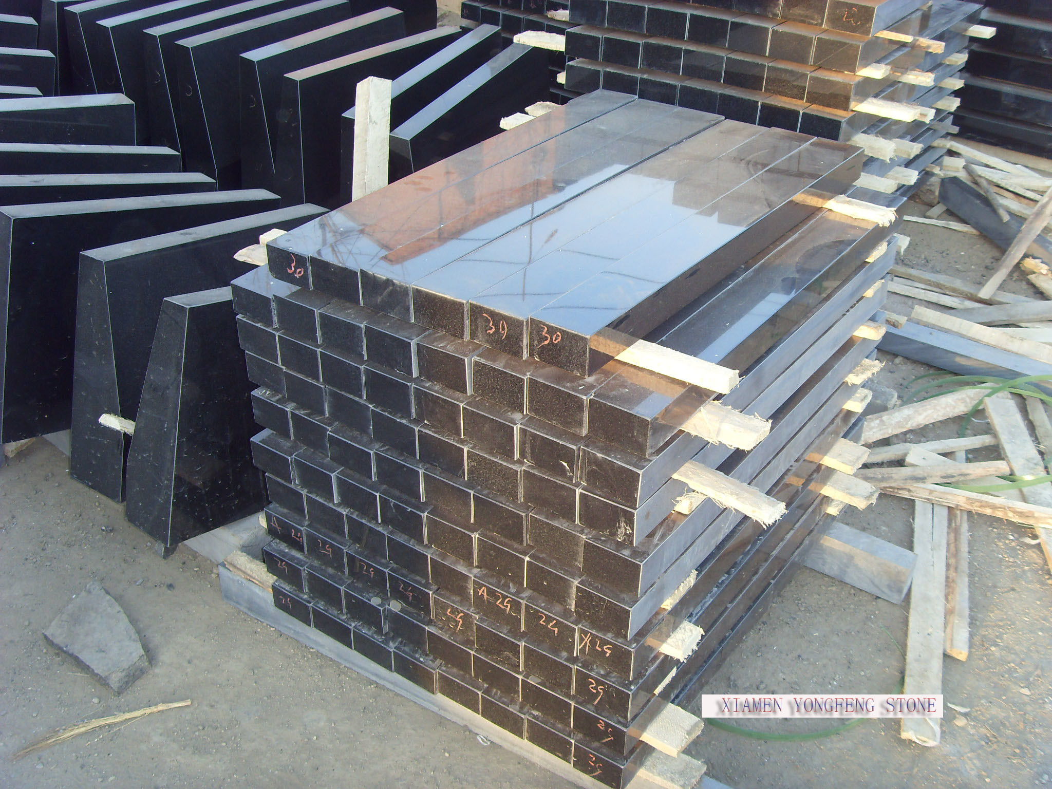 Monument Tombstone Granite Memorial Stones 3.04 G / Cm³ Density Black Russian Style