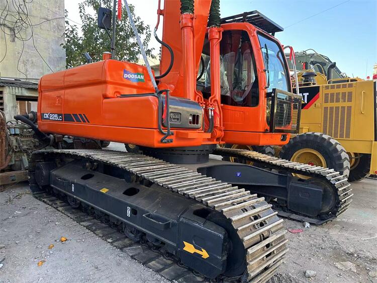 Korean Made Doosan DX225 Excavator 2022 Year 1400 Working Hours Used for Construction