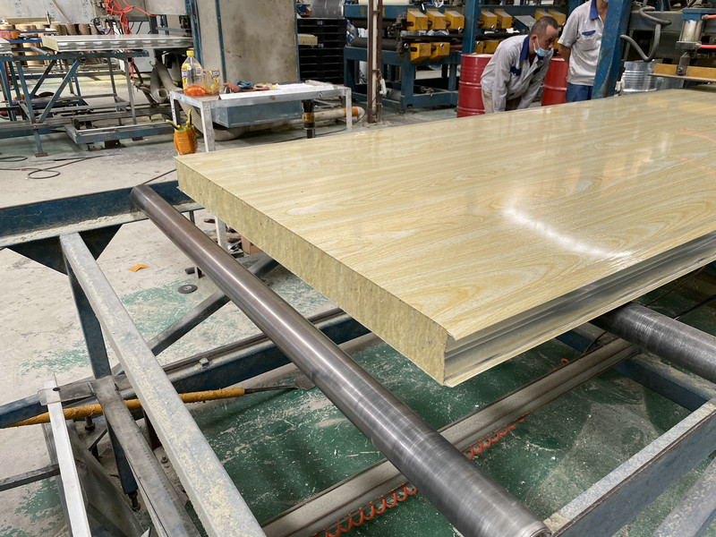 Prefabricated House Metal Surface Wood Grain Rock Wool Sandwich Panel