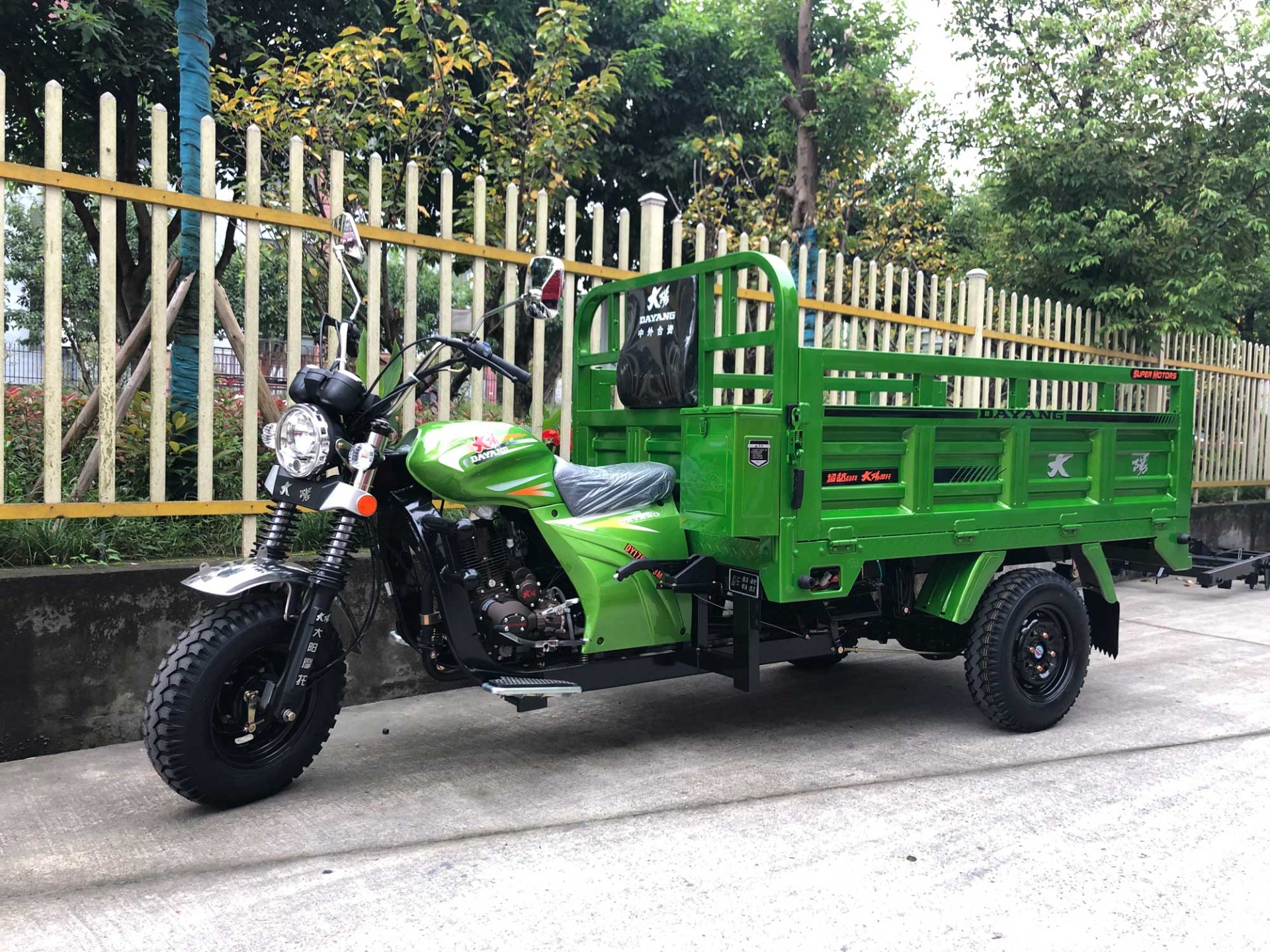 Front/Rear Tire 5.0-12 Heavy Duty Battery Powered Cargo Bike Tricycle with 175cc Engine