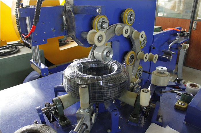 PLC Control Electric Cable Coil Packing Machine Protecting Goods GW200 8m/Min Roller Speed