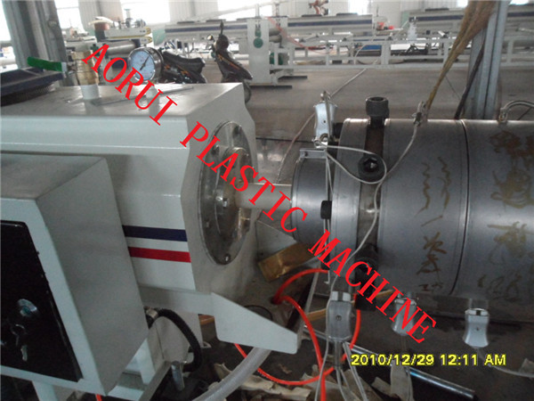 China Sale PE Plastic Pipe Production Line Single Screw Extruder PVC / PP / PE Pipe Extrusion Machine