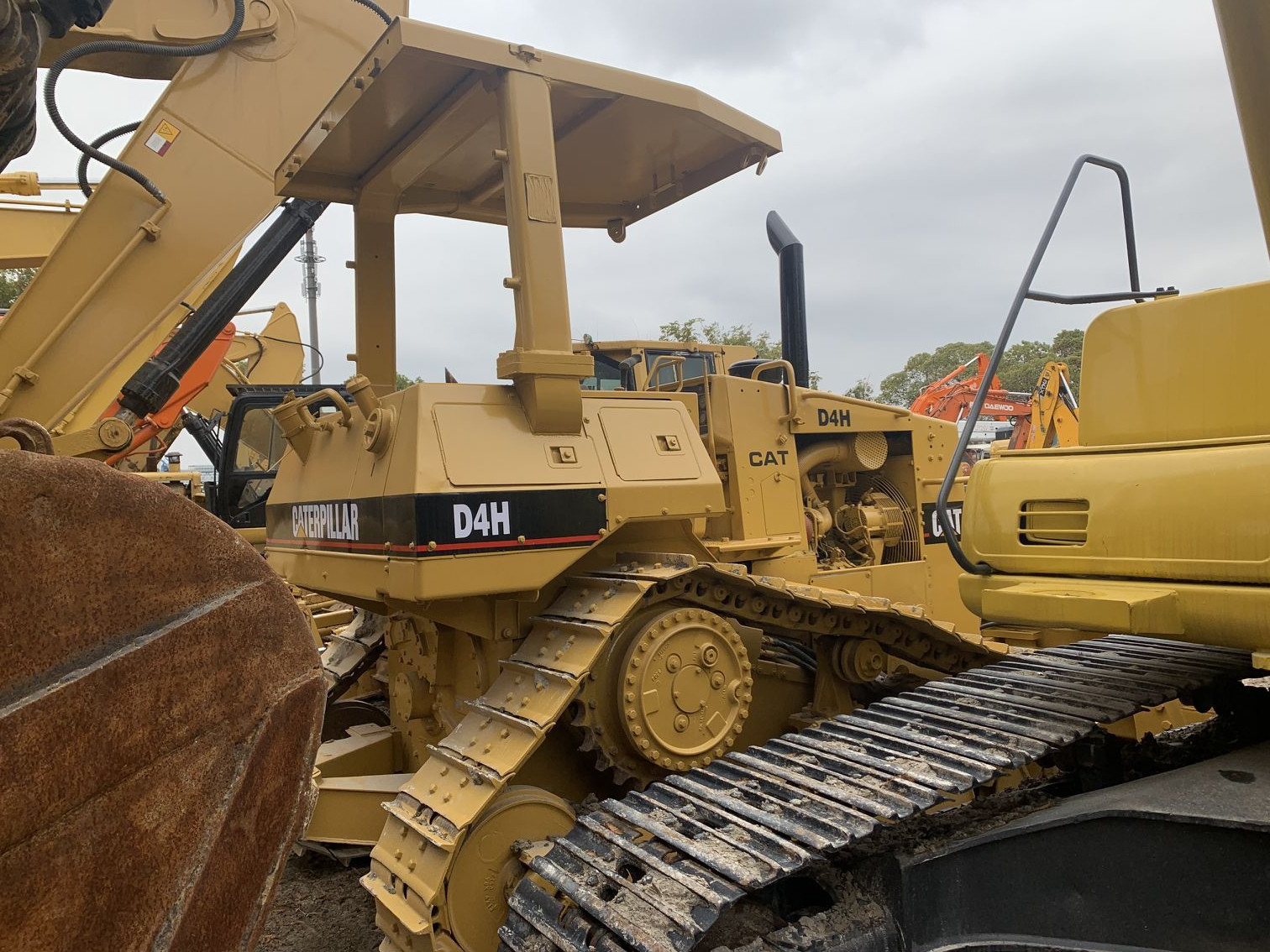 6 way blade Used CAT D4H Bulldozer In Excellent Condition/Original Japan Used CAT Bulldozer Hot Sale