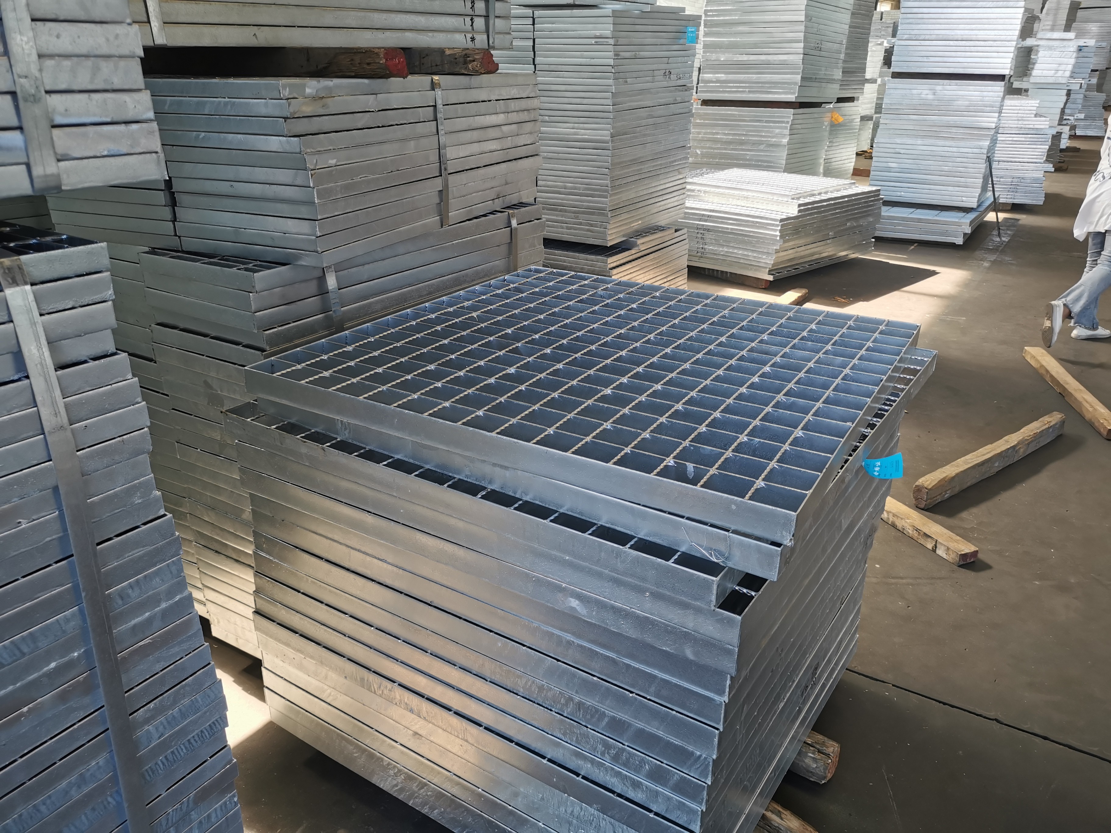 AS1657 Standard Anti Skid Steel Stair Treads Grating 100mm For Parking Lot