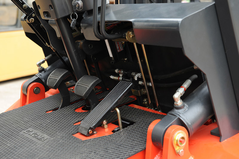 Diesel Power 4 Wheel Forklift Truck , High Capacity Forklift 3000mm Lifting Height