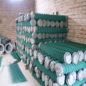 Galvanised and PVC Coated Chain Link Fence Prices For Wholesale， rust-resistant，safety fence for house