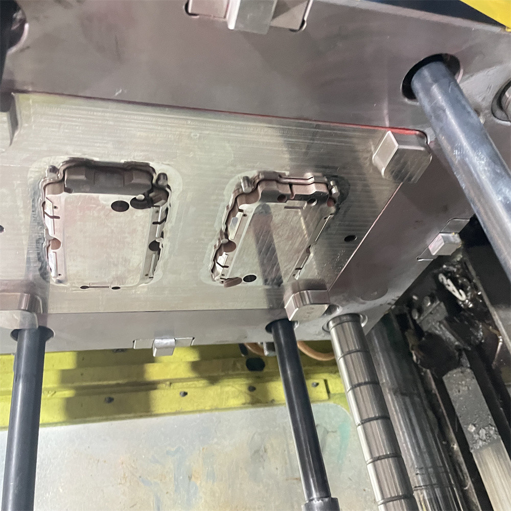 Professional 3D Texture Black Part Injection Mold Phone Case Mould LKM Standard